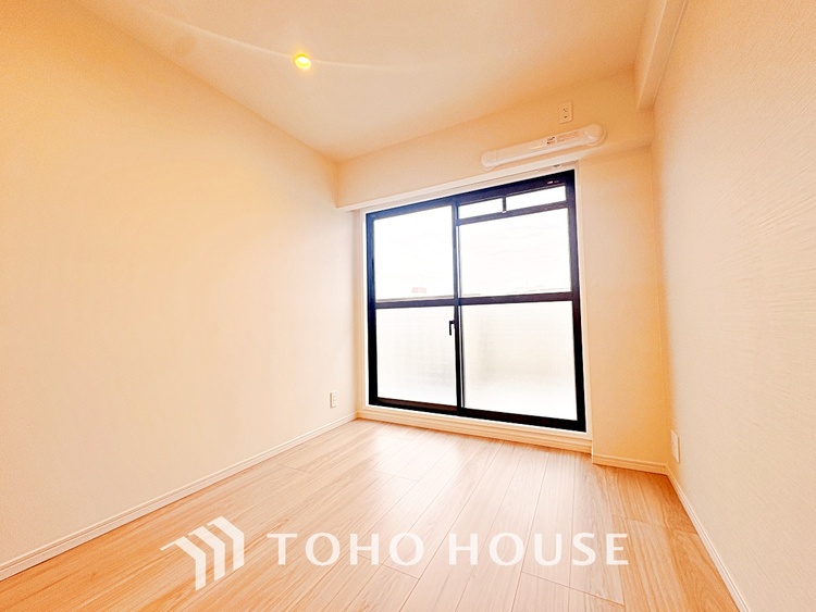 内装 風の通り道。舞い込んでくる風が優しく躍り、室内に爽やかな空気を運んでくる。そこに季節の息吹を感じて、いまがどんな季節なのかを実感する。