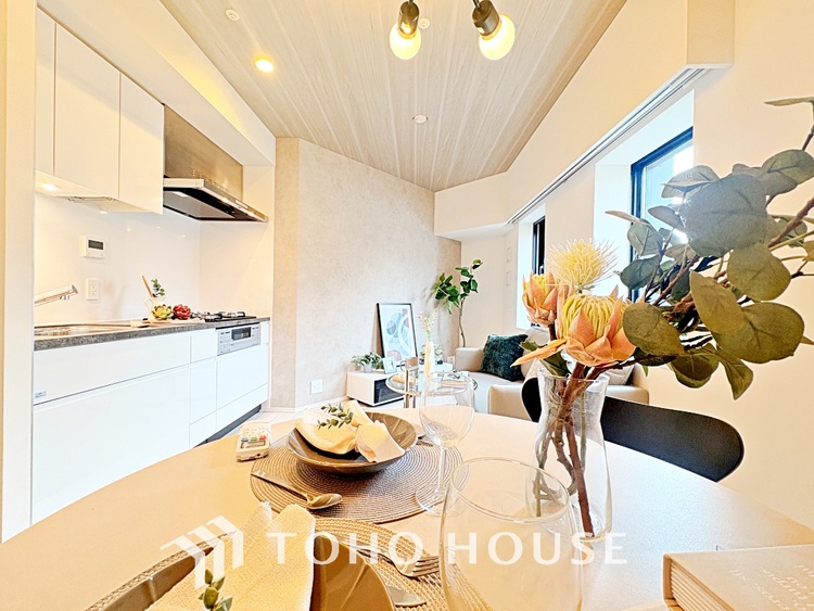 内装 忙しい朝でも、しっかり家族が揃って食事をして頂けるゆとりある大きさのダイニングスペース。リビングと和室の続き間は急な来客時になど使い勝手が良いです。実際の空間を体感してみて下さい！