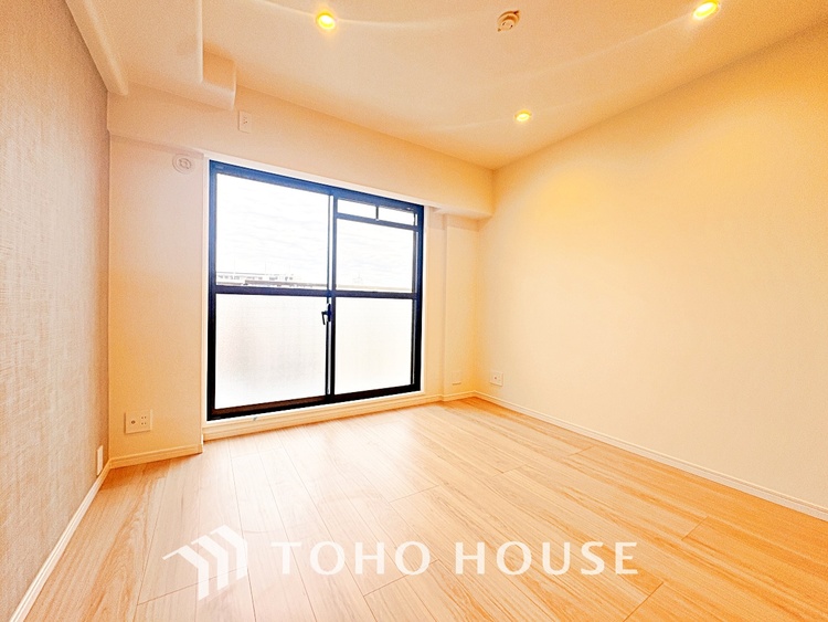 内装 ◆サンサンと◆差し込む太陽の光がこのリビングに笑いをもたらす。ソファの上のクッションがポカポカした暖気にぬくぬくと微睡んでいる。