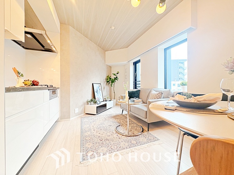 内装 【living】居心地のいい暮らしには欠かせない眩い採光。ゆったりとした幅の窓からこの空間に降り注ぐ採光が絶えない。明るいリビングこそ居心地のいい暮らしが待っているのだと思う。