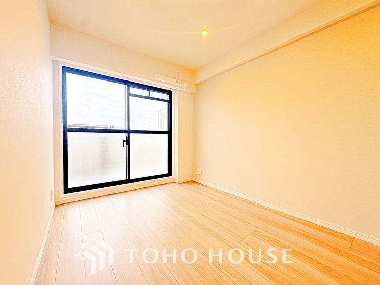 内装 使いやすく、明るい洋室に仕上がります。子供部屋や趣味のお部屋にご利用できます。ご自身で家具などを配置し、素敵な空間を創り上げられます。