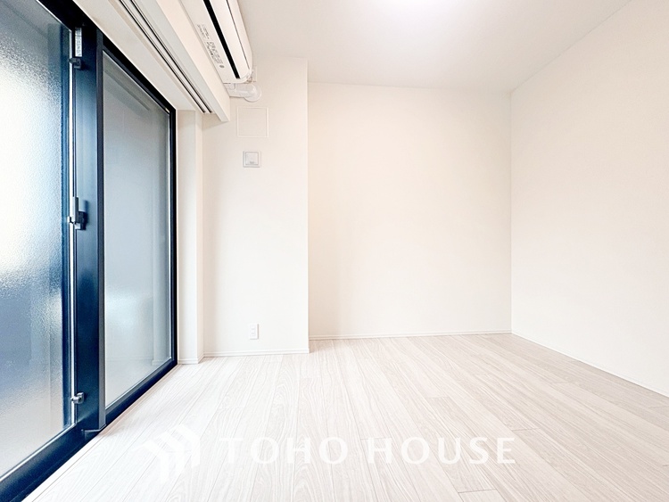 内装 【ROOM】感性を育むプライベートルームはシンプルでスマートな空間。好みの空間で読書をしたり、音楽を聞いたりと一人の時間も充実したものにできます。