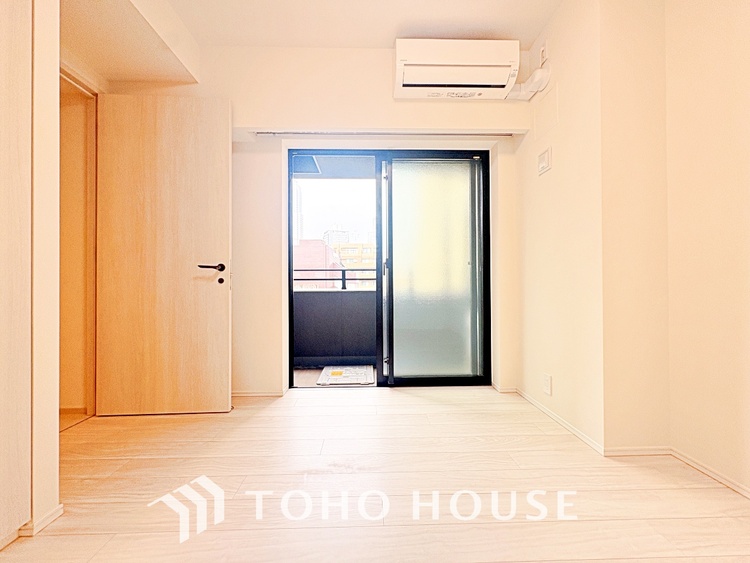 内装 風の通り道。舞い込んでくる風が優しく躍り、室内に爽やかな空気を運んでくる。そこに季節の息吹を感じて、いまがどんな季節なのかを実感する。