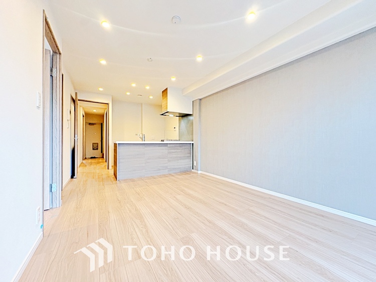 内装 ここはみんなが集い、食事と楽しい会話が始まる場所。話に夢中になりすぎて、ついつい時を忘れ、夜半過ぎになってしまう。そんな束の間の幸せを感じさせてくれます。