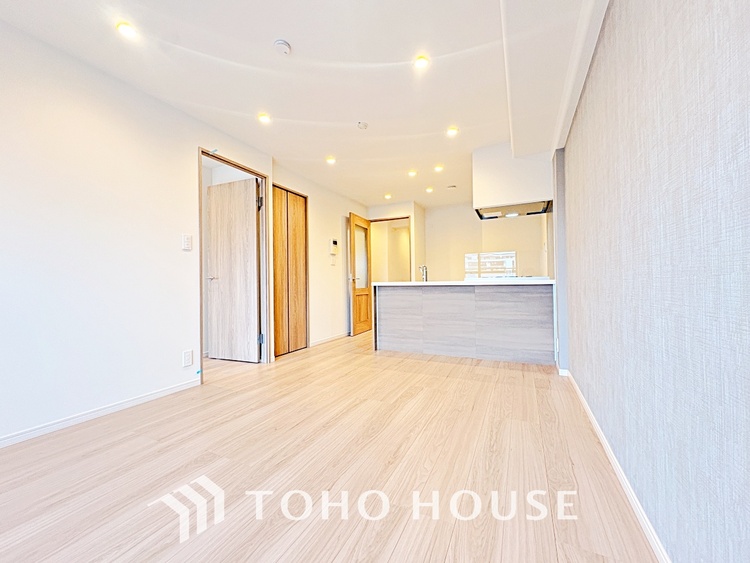 内装 使いやすく、明るい洋室に仕上がります。子供部屋や趣味のお部屋にご利用できます。ご自身で家具などを配置し、素敵な空間を創り上げられます。