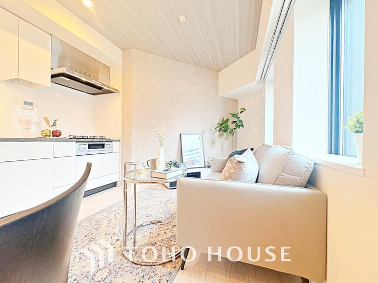 内装 叶えたかったのは落ち着きのあるナチュラルな風合い、そして開放感があるリビング。優雅な気分に浸れる幸せな時間を家族が自然と集まりたくなるこの空間で。