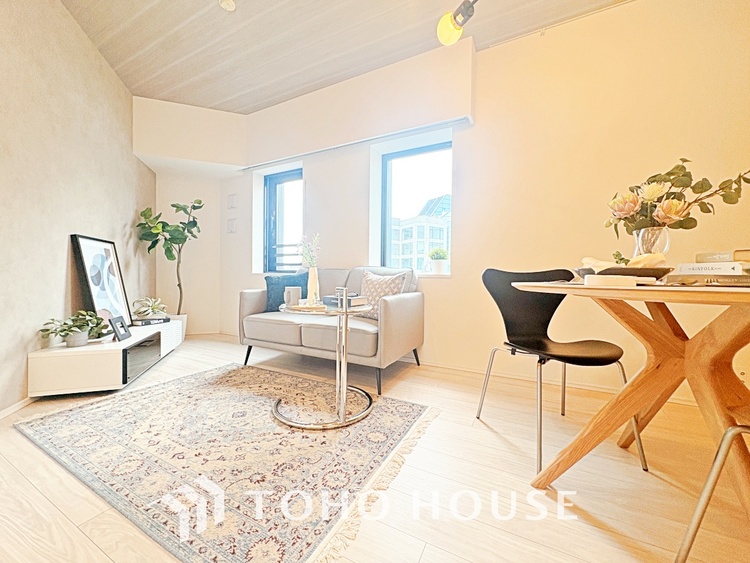 内装 ◆サンサンと◆差し込む太陽の光がこのリビングに笑いをもたらす。ソファの上のクッションがポカポカした暖気にぬくぬくと微睡んでいる。