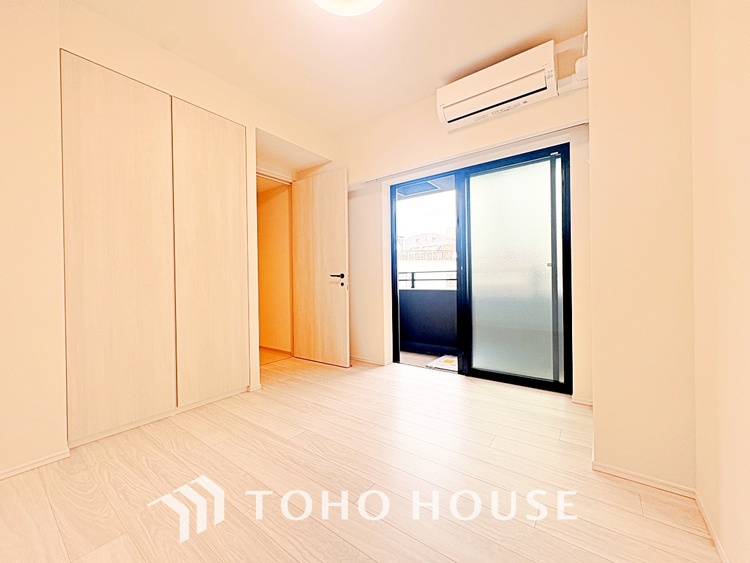 内装 使いやすく、明るい洋室に仕上がります。子供部屋や趣味のお部屋にご利用できます。ご自身で家具などを配置し、素敵な空間を創り上げられます。