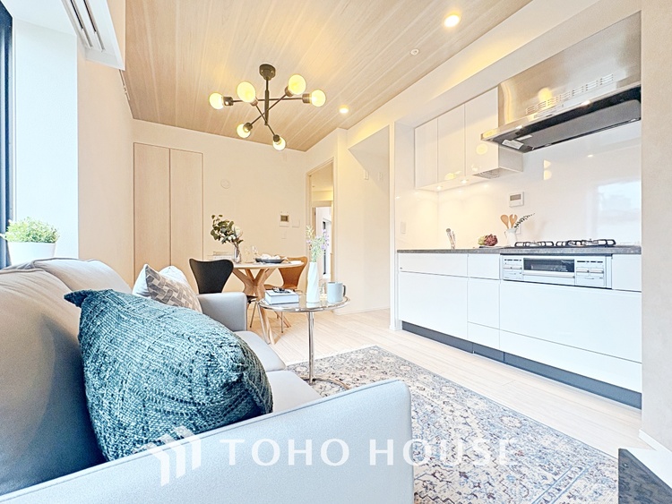 内装 ここはみんなが集い、食事と楽しい会話が始まる場所。話に夢中になりすぎて、ついつい時を忘れ、夜半過ぎになってしまう。そんな束の間の幸せを感じさせてくれます。