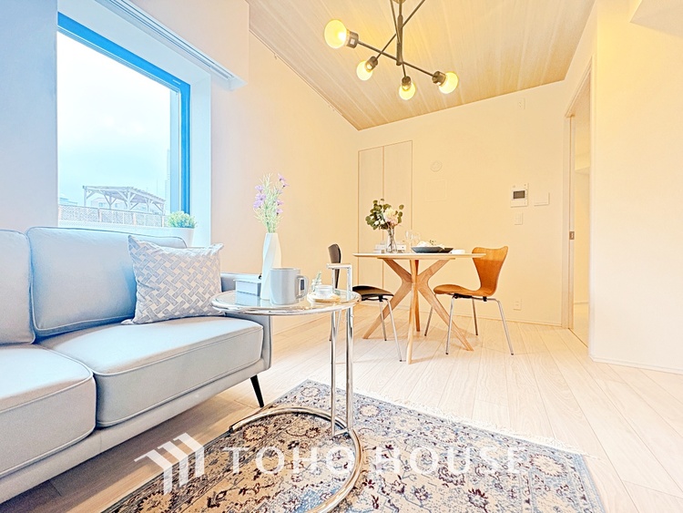 内装 使いやすく、明るい洋室に仕上がります。子供部屋や趣味のお部屋にご利用できます。ご自身で家具などを配置し、素敵な空間を創り上げられます。