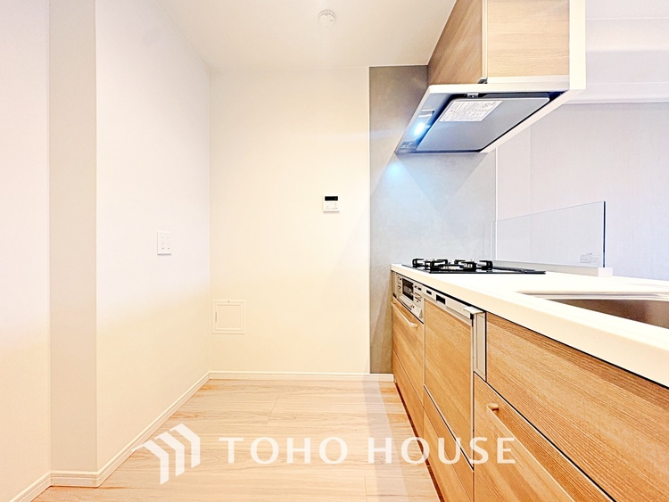 キッチン 手元の収納から、足元の収納までが全てスライド式で、奥のスペースまで有効に活用できます。奥まで上から見渡せるので、たまにしか使わない調理器具もサッと取出せます。