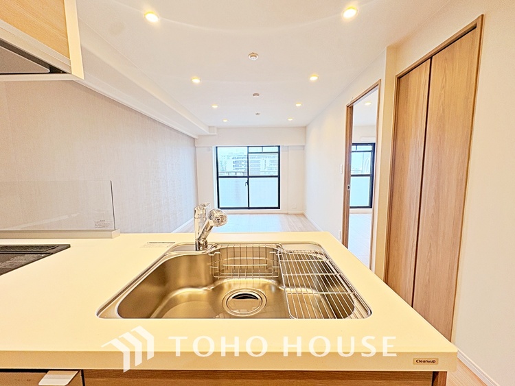 キッチン ◆愛育◆キッチンは家族の絆を育む大切な空間。シンプルで使い易いSystemKitchenで愉しく作る料理は愛情のある美味しいご馳走に。家族で使える広々としたダイニングキッチンです。