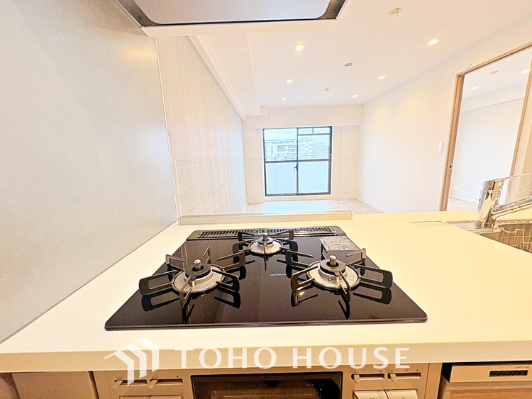 キッチン キッチンは家族の絆を育む大切な空間。シンプルで使い易いシステムキッチンで愉しく作る料理は愛情のある美味しいご馳走に。家族で使えるダイニングキッチンです。