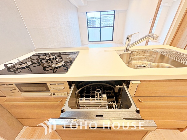 キッチン 広々としたキッチンのシンクは、料理の準備と片付けを楽にし、使いやすさを最大限に引き立てます。