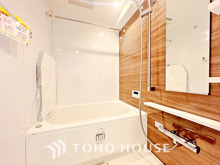 風呂 【浴室】《一日の疲れを落としてくれる場所は、落ち着く場所でなければならない》　高級感溢れるカラーと大きさ・柔らかな曲線で構成された半身浴も楽しめるバスタブが心地よさをもたらします。