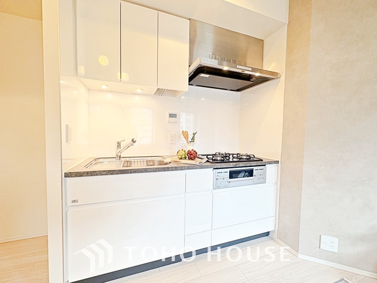 キッチン 手元の収納から、足元の収納までが全てスライド式で、奥のスペースまで有効に活用できます。奥まで上から見渡せるので、たまにしか使わない調理器具もサッと取出せます。