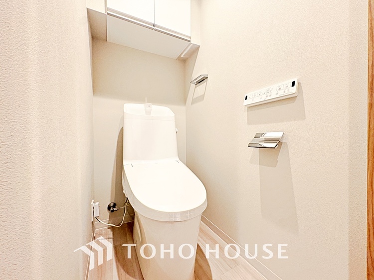 トイレ 清潔感あるホワイト調のクロスと温もり溢れるモダンカラーの床材が見事に調和した本邸宅は、毎日の生活を少しでも快適に過ごして頂ける様に落ち着いた雰囲気作りから行っています。