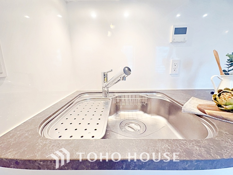 キッチン ◆愛育◆キッチンは家族の絆を育む大切な空間。シンプルで使い易いSystemKitchenで愉しく作る料理は愛情のある美味しいご馳走に。家族で使える広々としたダイニングキッチンです。