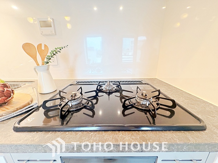 キッチン キッチンは家族の絆を育む大切な空間。シンプルで使い易いシステムキッチンで愉しく作る料理は愛情のある美味しいご馳走に。家族で使えるダイニングキッチンです。