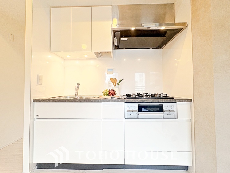 キッチン 広々としたキッチンのシンクは、料理の準備と片付けを楽にし、使いやすさを最大限に引き立てます。