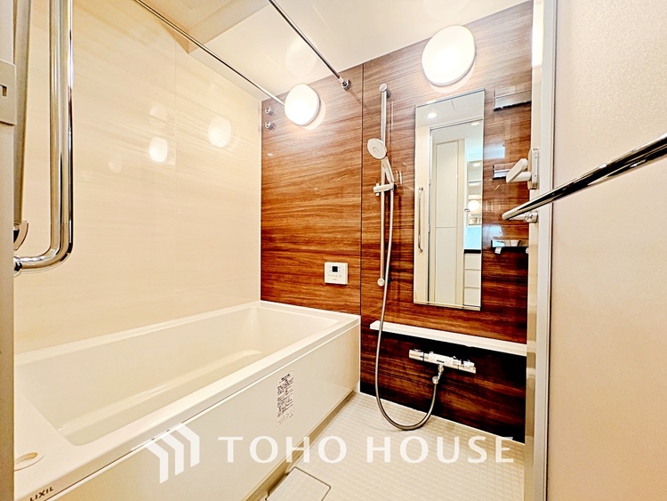 風呂 【浴室】《一日の疲れを落としてくれる場所は、落ち着く場所でなければならない》　高級感溢れるカラーと大きさ・柔らかな曲線で構成された半身浴も楽しめるバスタブが心地よさをもたらします。