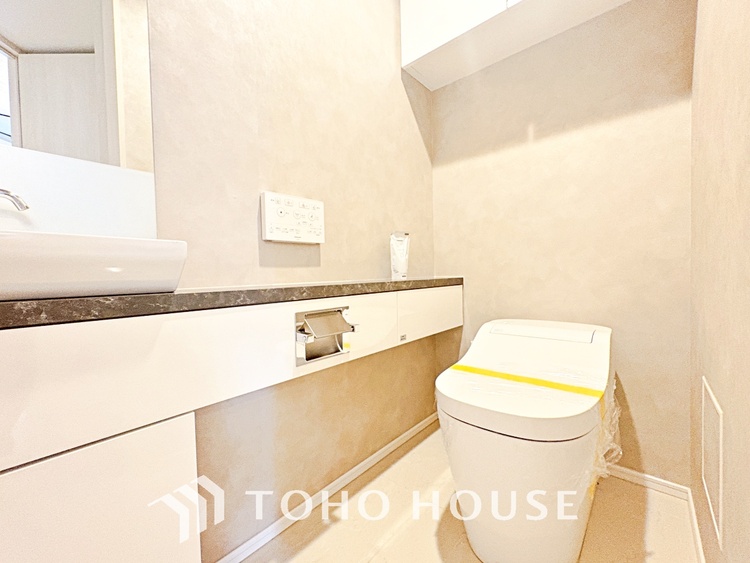 トイレ 清潔感あるホワイト調のクロスと温もり溢れるモダンカラーの床材が見事に調和した本邸宅は、毎日の生活を少しでも快適に過ごして頂ける様に落ち着いた雰囲気作りから行っています。