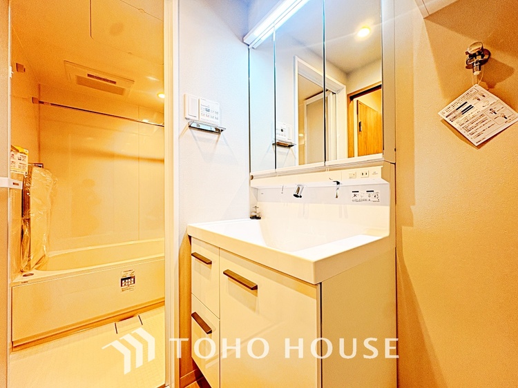 洗面 気持ちの良い朝をつくりだし、夕方には笑顔を取り戻させてくれるミラー。パウダールームはいつでも本来の自分を取り戻せる空間。明るく仕上げてあります。