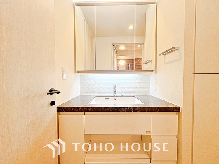 洗面 気持ちの良い朝をつくりだし、夕方には笑顔を取り戻させてくれるミラー。パウダールームはいつでも本来の自分を取り戻せる空間。明るく仕上げてあります。