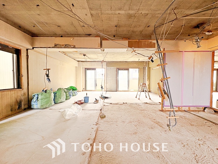 内装 【living】居心地のいい暮らしには欠かせない眩い採光。ゆったりとした幅の窓からこの空間に降り注ぐ採光が絶えない。明るいリビングこそ居心地のいい暮らしが待っているのだと思う。