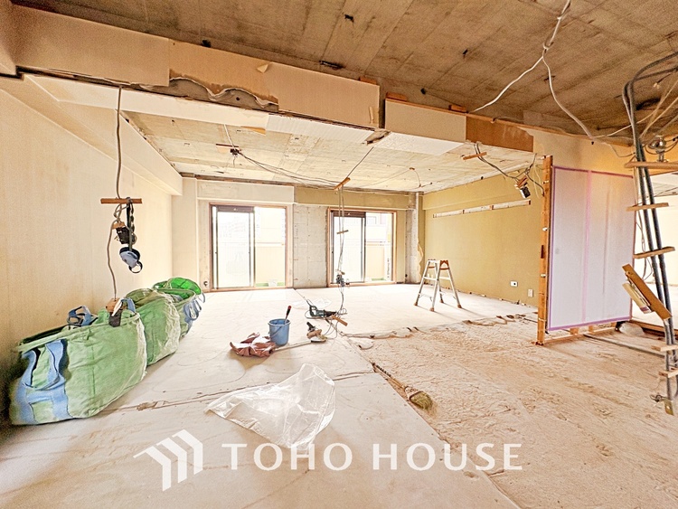 内装 叶えたかったのは落ち着きのあるナチュラルな風合い、そして開放感があるリビング。優雅な気分に浸れる幸せな時間を家族が自然と集まりたくなるこの空間で。