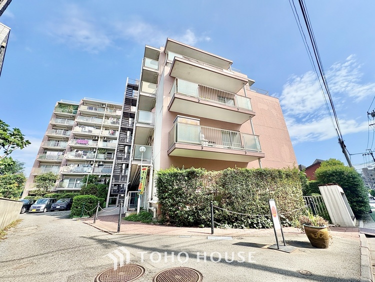 内装 【living】居心地のいい暮らしには欠かせない眩い採光。忙しい朝でも、しっかり家族が揃って食事をして頂けるゆとりある大きさのダイニングスペース。