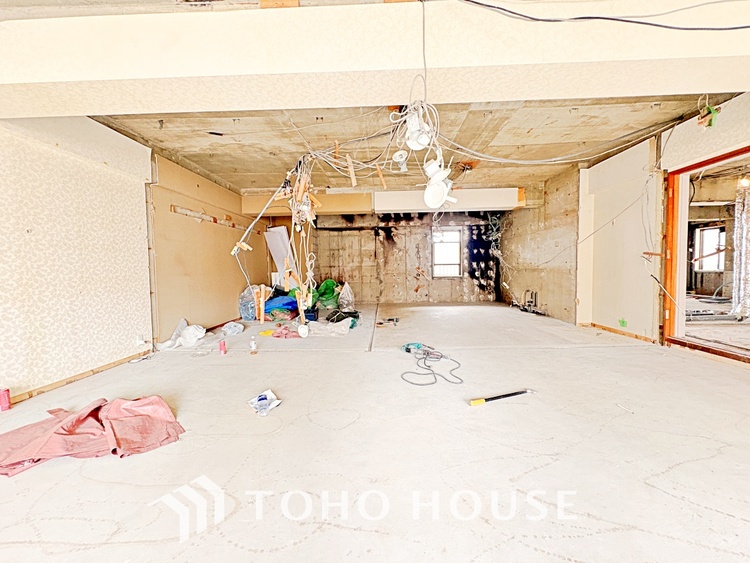 内装 ◆サンサンと◆差し込む太陽の光がこのリビングに笑いをもたらす。ソファの上のクッションがポカポカした暖気にぬくぬくと微睡んでいる。