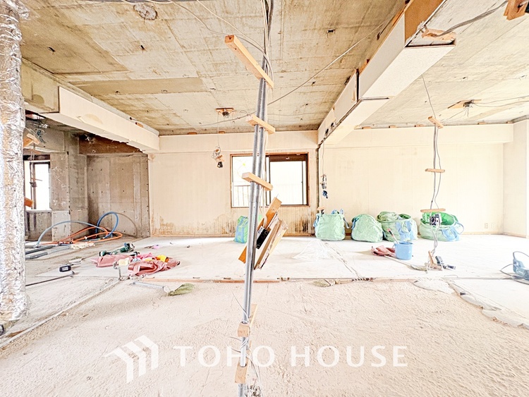 内装 使いやすく、明るい洋室に仕上がります。子供部屋や趣味のお部屋にご利用できます。ご自身で家具などを配置し、素敵な空間を創り上げられます。