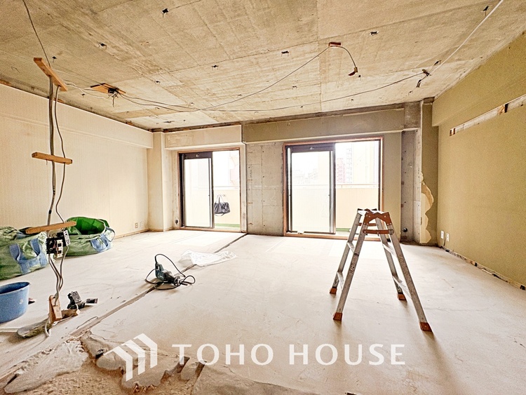 内装 ここはみんなが集い、食事と楽しい会話が始まる場所。話に夢中になりすぎて、ついつい時を忘れ、夜半過ぎになってしまう。そんな束の間の幸せを感じさせてくれます。