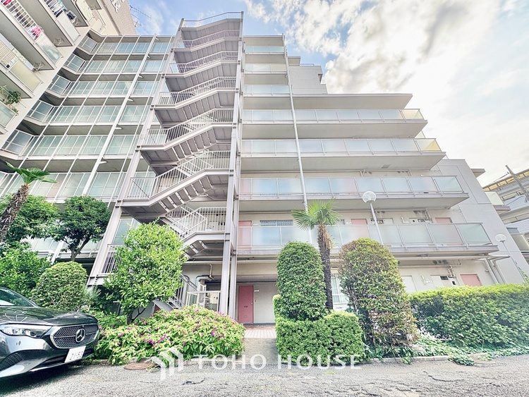 内装 ここはみんなが集い、食事と楽しい会話が始まる場所。話に夢中になりすぎて、ついつい時を忘れ、夜半過ぎになってしまう。そんな束の間の幸せを感じさせてくれます。