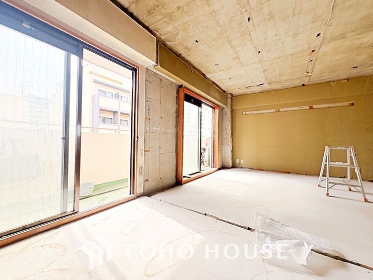 内装 使いやすく、明るい洋室に仕上がります。子供部屋や趣味のお部屋にご利用できます。ご自身で家具などを配置し、素敵な空間を創り上げられます。