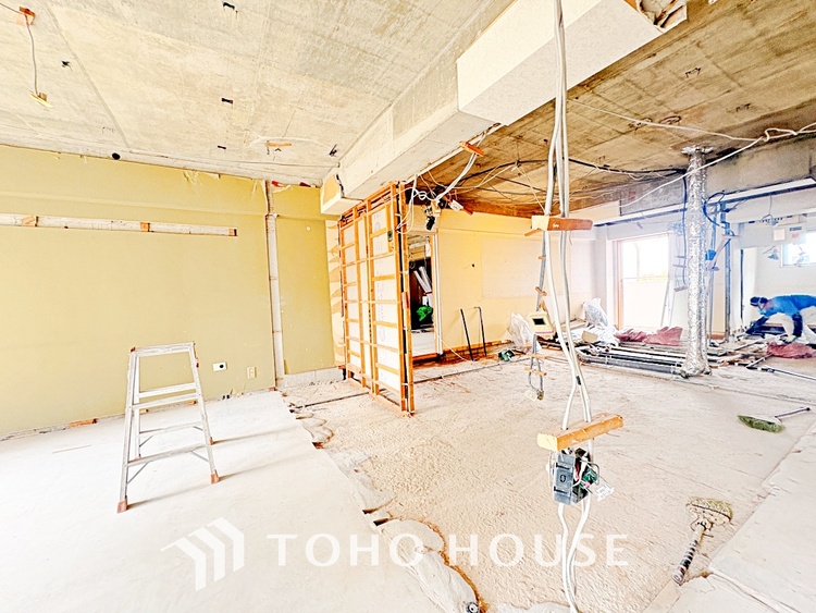 キッチン 手元の収納から、足元の収納までが全てスライド式で、奥のスペースまで有効に活用できます。奥まで上から見渡せるので、たまにしか使わない調理器具もサッと取出せます。