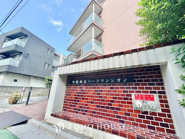 キッチン 手元の収納から、足元の収納までが全てスライド式で、奥のスペースまで有効に活用できます。奥まで上から見渡せるので、たまにしか使わない調理器具もサッと取出せます。