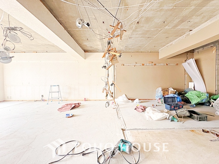 キッチン ◆愛育◆キッチンは家族の絆を育む大切な空間。シンプルで使い易いSystemKitchenで愉しく作る料理は愛情のある美味しいご馳走に。家族で使える広々としたダイニングキッチンです。