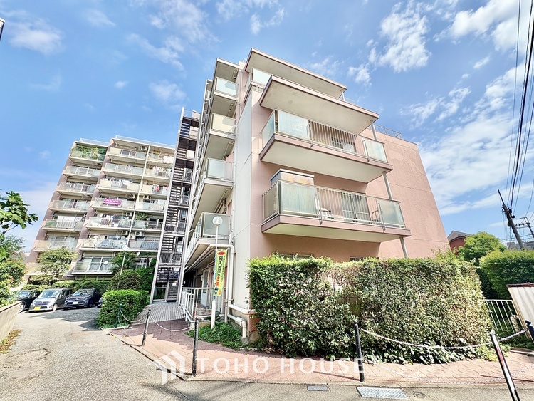 風呂 【浴室】《一日の疲れを落としてくれる場所は、落ち着く場所でなければならない》　高級感溢れるカラーと大きさ・柔らかな曲線で構成された半身浴も楽しめるバスタブが心地よさをもたらします。