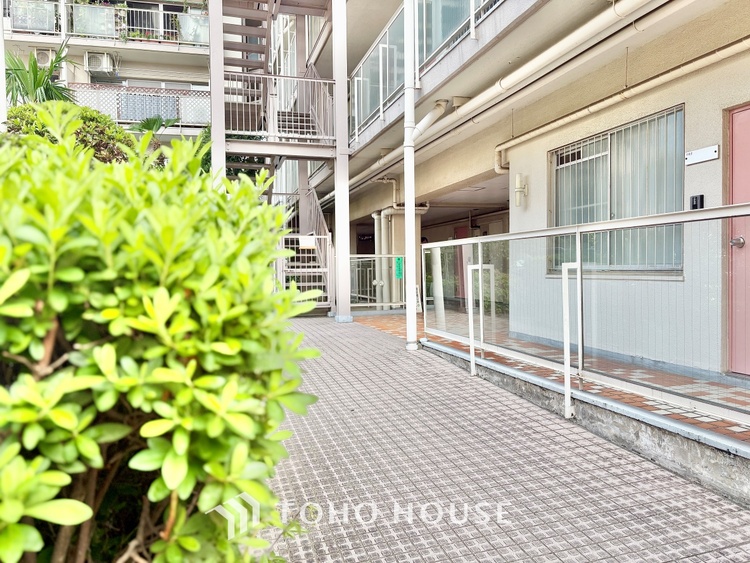 トイレ 清潔感あるホワイト調のクロスと温もり溢れるモダンカラーの床材が見事に調和した本邸宅は、毎日の生活を少しでも快適に過ごして頂ける様に落ち着いた雰囲気作りから行っています。