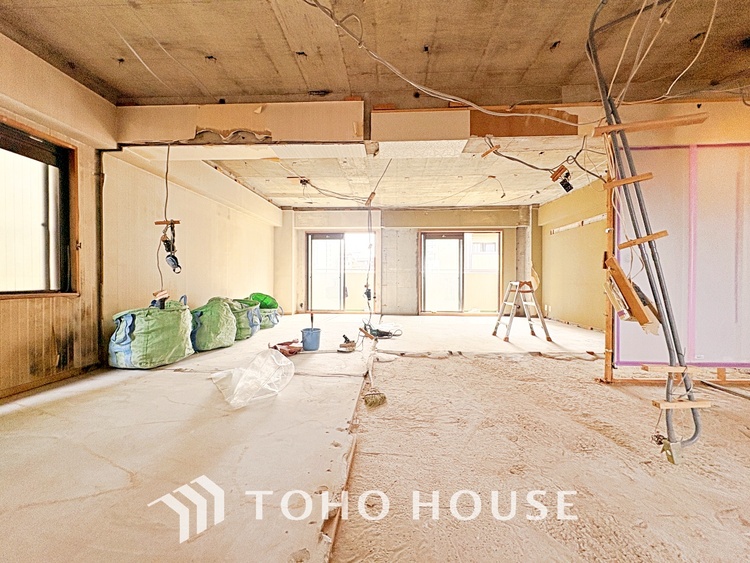 トイレ 清潔感あるホワイト調のクロスと温もり溢れるモダンカラーの床材が見事に調和した本邸宅は、毎日の生活を少しでも快適に過ごして頂ける様に落ち着いた雰囲気作りから行っています。