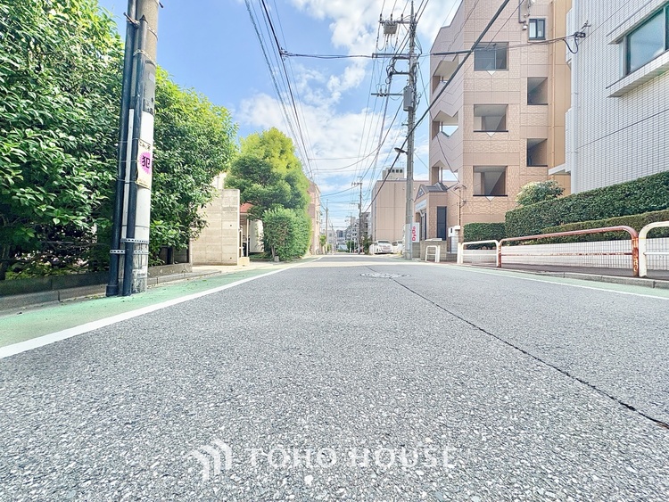 洗面 気持ちの良い朝をつくりだし、夕方には笑顔を取り戻させてくれるミラー。パウダールームはいつでも本来の自分を取り戻せる空間。明るく仕上げてあります。