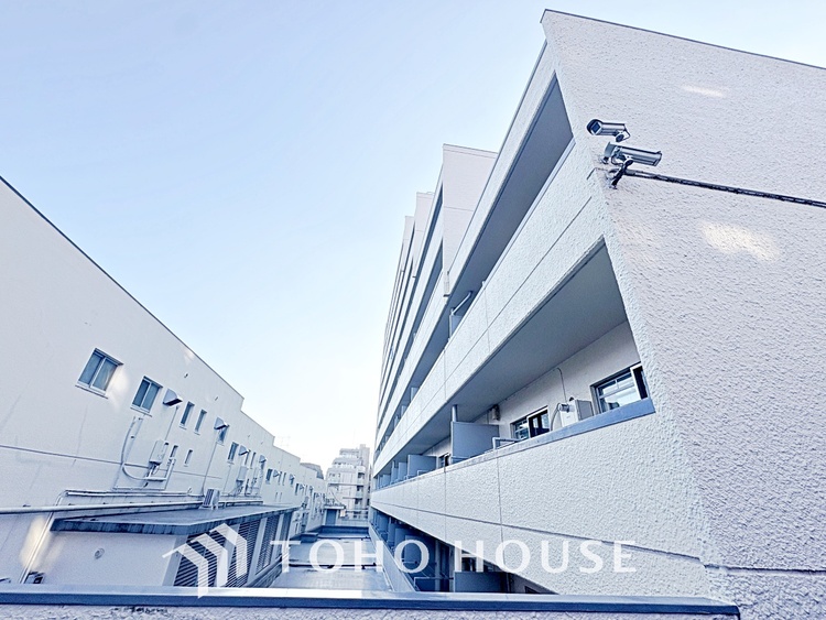 外観 【living】居心地のいい暮らしには欠かせない眩い採光。ゆったりとした幅の窓からこの空間に降り注ぐ採光が絶えない。明るいリビングこそ居心地のいい暮らしが待っているのだと思う。