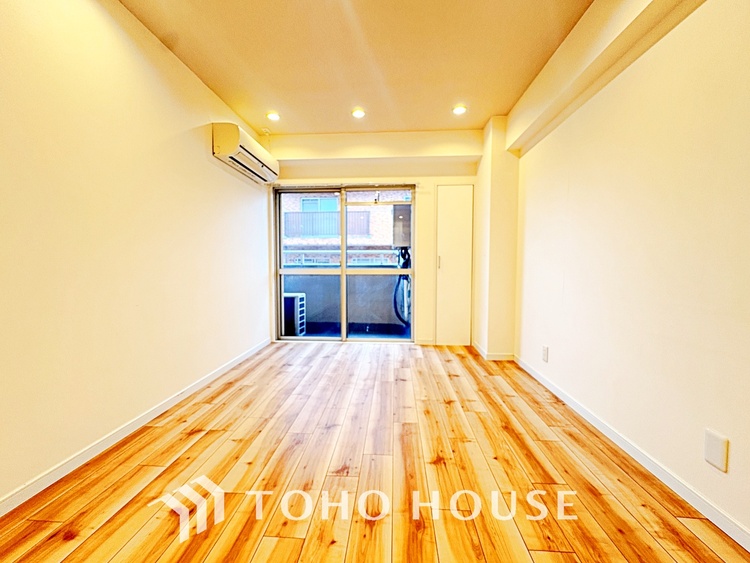 内装 忙しい朝でも、しっかり家族が揃って食事をして頂けるゆとりある大きさのダイニングスペース。リビングと和室の続き間は急な来客時になど使い勝手が良いです。実際の空間を体感してみて下さい！