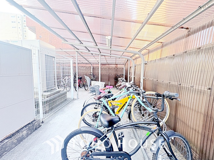 その他 風の通り道。舞い込んでくる風が優しく躍り、室内に爽やかな空気を運んでくる。そこに季節の息吹を感じて、いまがどんな季節なのかを実感する。