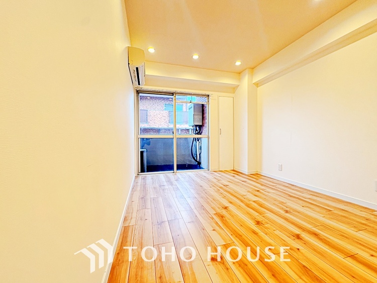 内装 【living】居心地のいい暮らしには欠かせない眩い採光。ゆったりとした幅の窓からこの空間に降り注ぐ採光が絶えない。明るいリビングこそ居心地のいい暮らしが待っているのだと思う。