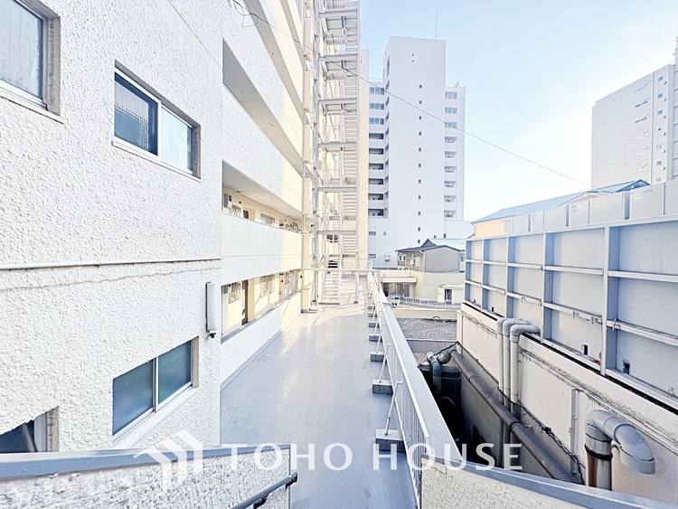 その他 気持ちの良い朝をつくりだし、夕方には笑顔を取り戻させてくれるミラー。パウダールームはいつでも本来の自分を取り戻せる空間。明るく仕上げてあります。