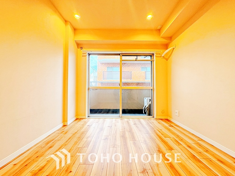 内装 風の通り道。舞い込んでくる風が優しく躍り、室内に爽やかな空気を運んでくる。そこに季節の息吹を感じて、いまがどんな季節なのかを実感する。