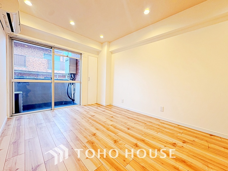 内装 叶えたかったのは落ち着きのあるナチュラルな風合い、そして開放感があるリビング。優雅な気分に浸れる幸せな時間を家族が自然と集まりたくなるこの空間で。